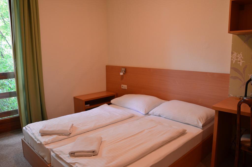Hotel Viktoria Balatonalmadi Exterior photo